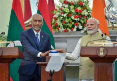 ރައީސް ޑރ. މުއިއްޒުގެ ދެކަނބަލުން އިންޑިއާގެ ރައީސްއާ އެކު ފޮޓޯއަކަށް ހުއްޓިގެން. --- ފޮޓޯ: ރައީސް އޮފީސް