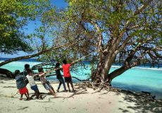 ފައިނުގެ އަތިރިމަތީގައި ކުދިންތަކެއް ކުޅެނީ